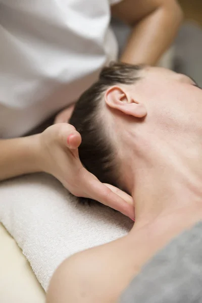 Primo Piano Una Donna Che Massaggiare Collo Terapista Della Salute — Foto Stock