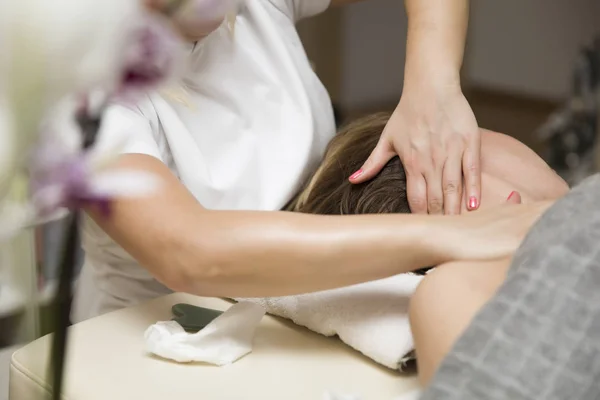 Vrouw Liggend Spa Terwijl Een Massage Therapeut Doet Aging Behandeling — Stockfoto