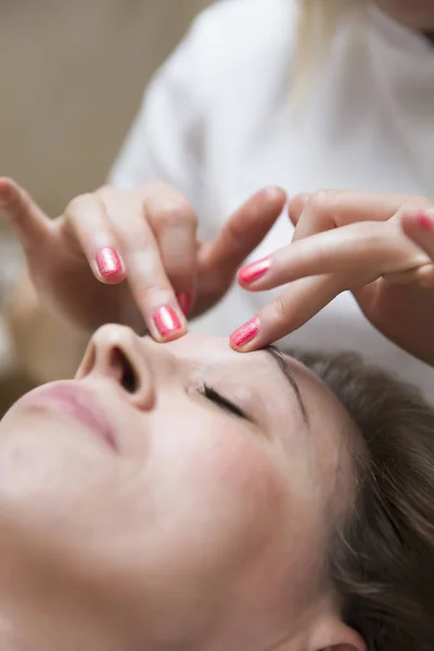 Vrouw Liggend Spa Terwijl Een Massage Therapeut Doet Aging Behandeling — Stockfoto