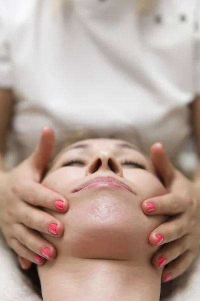 Frau Liegt Spa Während Ein Massagetherapeut Aging Behandlung Durchführt — Stockfoto
