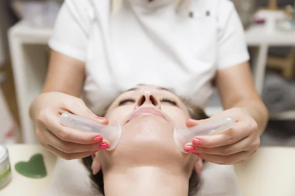 Primer Plano Taza Aplicada Piel Facial Una Paciente Femenina Como —  Fotos de Stock