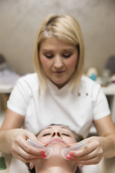 用于女性患者面部皮肤的杯子闭塞 作为传统杯子疗法的一部分 — 图库照片