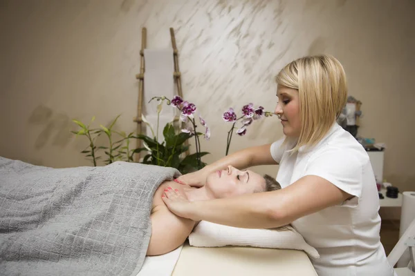 Schöne Junge Frau Entspannt Sich Bei Schulterkörpermassage Wellnessbereich — Stockfoto