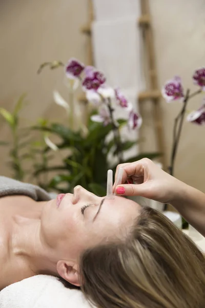 Primer Plano Taza Aplicada Piel Facial Una Paciente Femenina Como —  Fotos de Stock