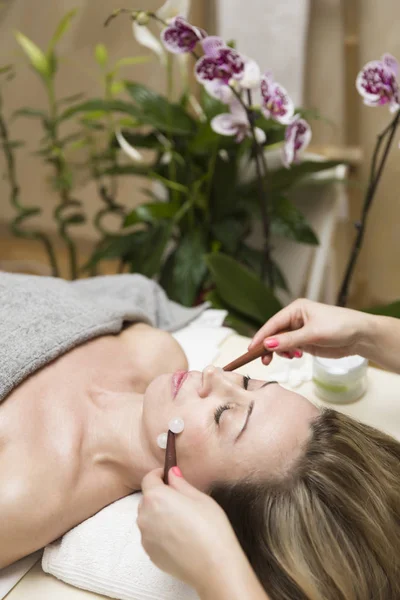 Frau Mit Professioneller Gesichtsroller Massage Therapie Salon — Stockfoto