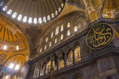 İstanbul, Türkiye - 10 Kasım 2019: Ayasofya İçişleri, İstanbul, Türkiye. Ayasofya, neredeyse 500 yıl boyunca birçok Osmanlı camisine örnek oldu..