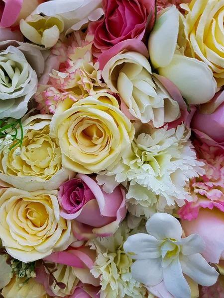 Närbild Den Vackra Flerfärgade Konstgjorda Blommor Bakgrund — Stockfoto