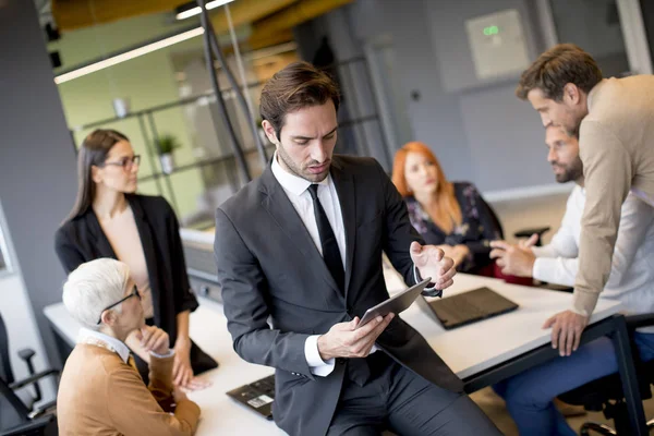 Joven Hombre Negocios Usando Tableta Digital Oficina Delante Equipo — Foto de Stock