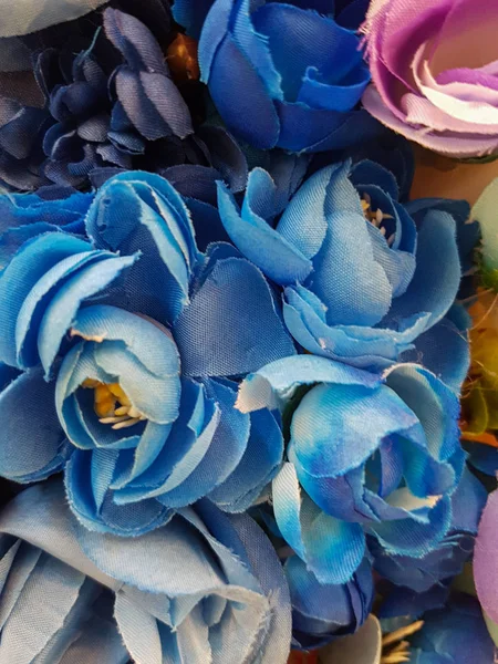 Крупный План Красивых Разноцветных Искусственных Цветов Фона — стоковое фото