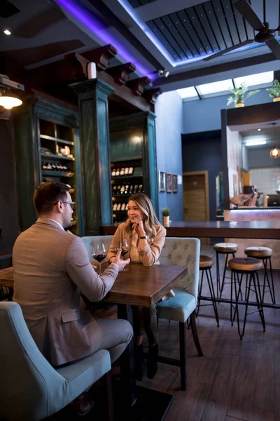 Pareja Joven Disfrutando Del Almuerzo Restaurante Con Copas Vino Tinto —  Fotos de Stock