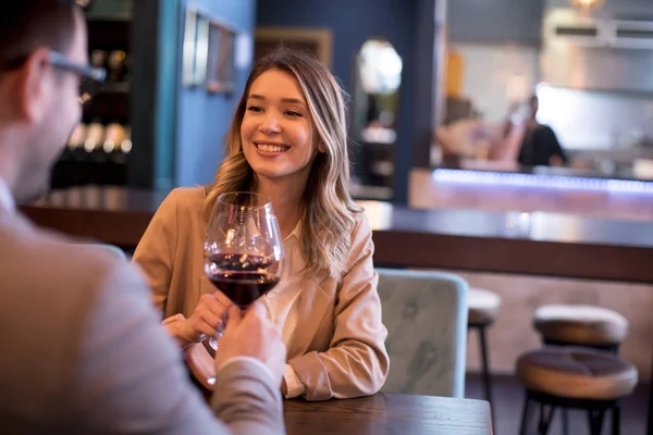 Jovem Casal Desfrutando Almoço Restaurante Com Copos Vinho Tinto — Fotografia de Stock