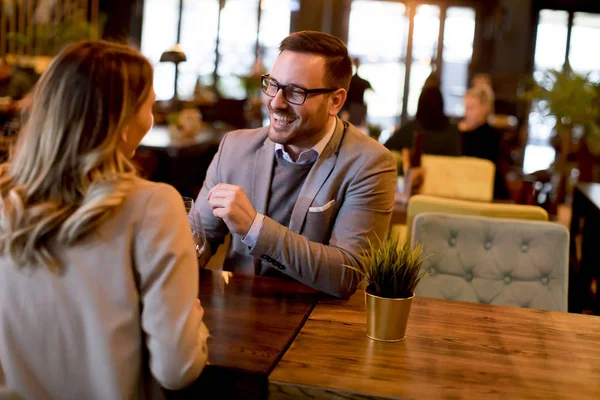 Pareja Joven Disfrutando Del Almuerzo Restaurante Con Copas Vino Tinto — Foto de Stock