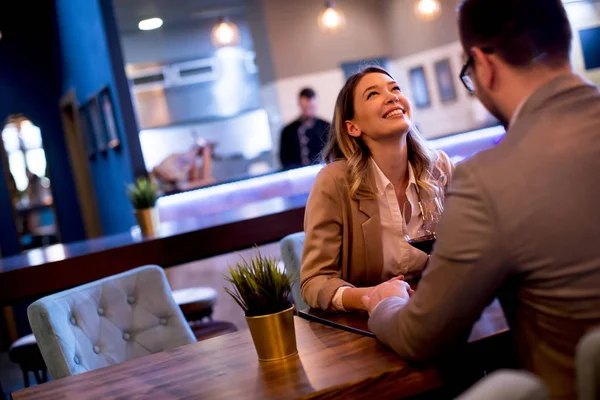 Pareja Joven Disfrutando Del Almuerzo Restaurante Con Copas Vino Tinto — Foto de Stock