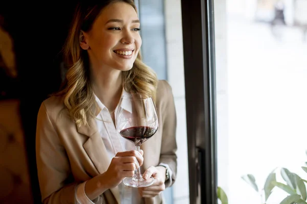 Jolie Jeune Femme Célibataire Avec Verre Vin Rouge Debout Près — Photo