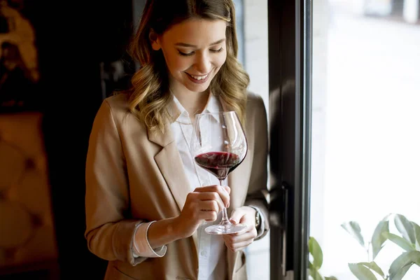 Única Mulher Bonita Com Copo Vinho Tinto Perto Janela Olhando — Fotografia de Stock