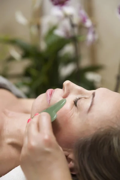 Mulher Fazendo Uma Massagem Facial Gua Sha Com Massageador Pedra — Fotografia de Stock