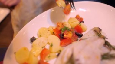 Lokantada garnitürlü, yaldızlı çipli fileto pişirin.