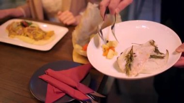 Lokantada garnitürlü, yaldızlı çipli fileto pişirin.