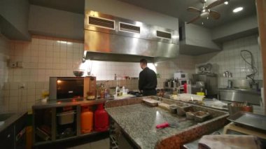 Lokanta mutfağında profesyonel bir aşçı.