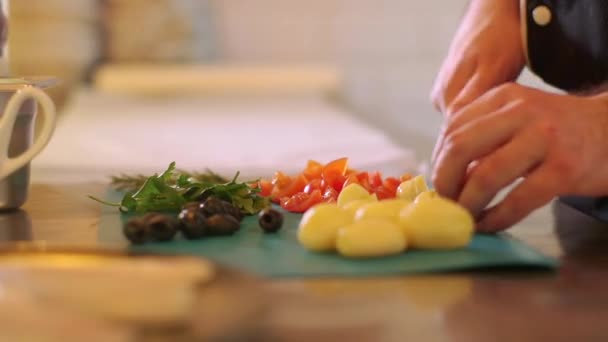 식탁 위에서 칼로 감자를 자르고 썰어 요리하는 모습 — 비디오