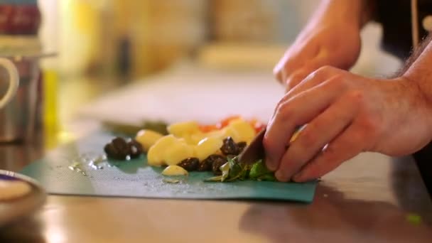Cocinar cortando y picando perejil por cuchillo en el tablero de la cocina — Vídeos de Stock