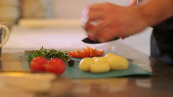 Готуйте різання і подрібнення помідорів ножем на дошці для кухні — стокове відео