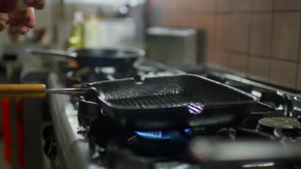 맛있는 쇠고기와 야채 요리를 나무 막대기에 걸러서 섞는다 — 비디오