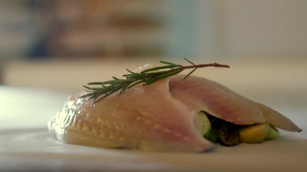 Primer plano de la preparación de una carne fresca de pescado de dorada con romero — Vídeos de Stock