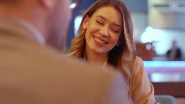 Jovem casal desfrutando de almoço no restaurante com copos de vinho tinto — Vídeo de Stock