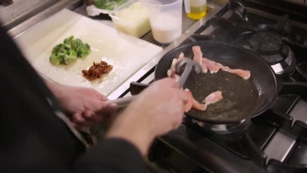 Шеф готовит нарезанное мясо индейки на сковороде с фламбом на кухне ресторана. — стоковое видео