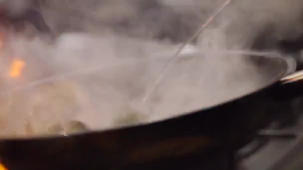 Подготовка нарезанного мяса индейки со свежим брокколи и сушеными помидорами на кухне — стоковое видео