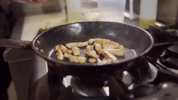 Préparation de viande de dinde hachée avec brocoli frais et tomates séchées dans la cuisine 