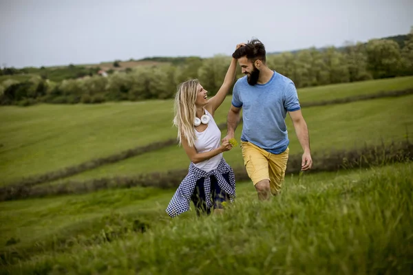 Amar Joven Pareja Disfrutando Paseo Por Tierra Hierba Día Verano —  Fotos de Stock