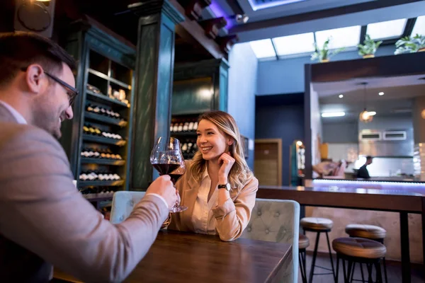 Genç Çift Restoranda Kırmızı Şarap Kadehleriyle Yemek Yiyor — Stok fotoğraf