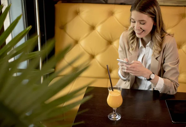 Cafe Cep Telefonu Kullanan Çekici Bir Kadın — Stok fotoğraf