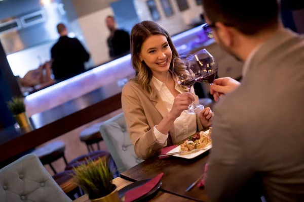 Piękna Młoda Para Przy Kolacji Restauracji Piciu Czerwonego Wina — Zdjęcie stockowe