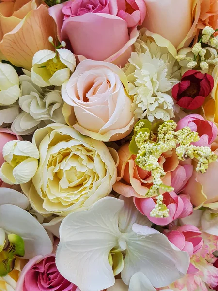 Närbild Den Vackra Flerfärgade Konstgjorda Blommor Bakgrund — Stockfoto