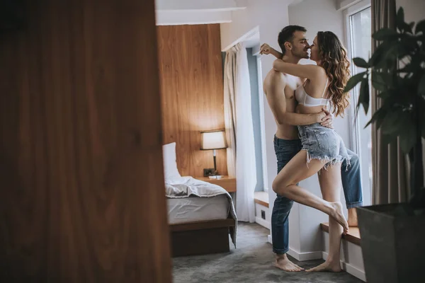 Älskade Unga Par Står Vid Fönstret Rummet Lägenheten — Stockfoto