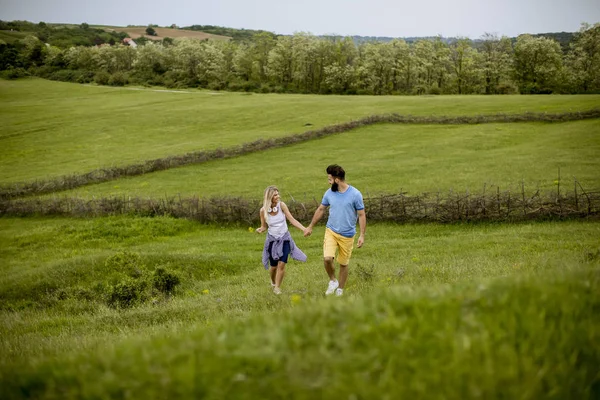 Liebendes Junges Paar Genießt Einem Sommertag Einen Spaziergang Durch Das — Stockfoto