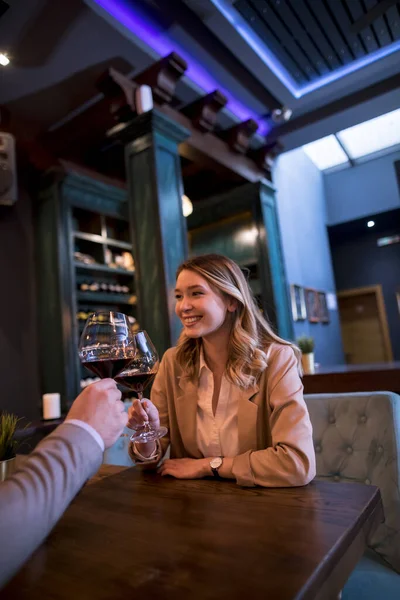 Junges Paar Genießt Mittagessen Restaurant Mit Einem Glas Rotwein — Stockfoto