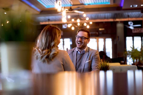 Pareja Joven Disfrutando Del Almuerzo Restaurante Con Copas Vino Tinto — Foto de Stock