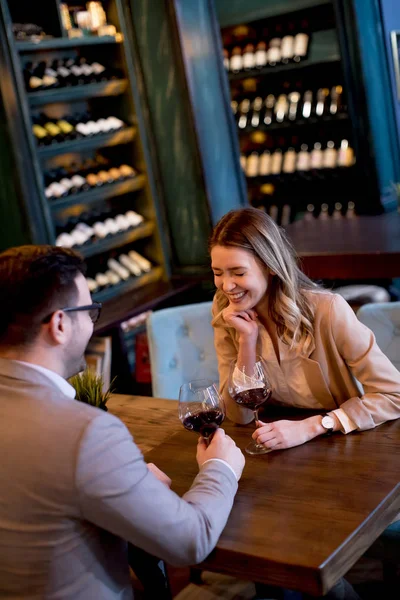年轻夫妇在餐馆里享用着一杯红酒的午餐 — 图库照片