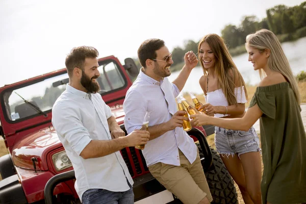 Grupo Jóvenes Que Beben Divierten Coche Aire Libre Día Soleado —  Fotos de Stock