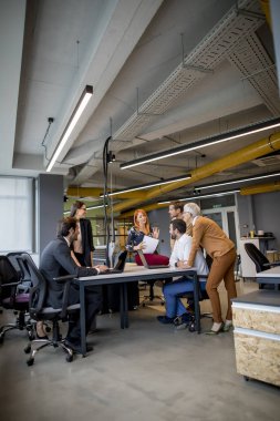 Modern ofiste çalışan bir grup iş adamı.