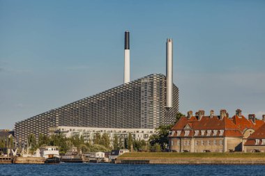Kopenhag, Danimarka - 13 Haziran 2018: Amager Bakke, Amager, Kopenhag, Danimarka 'daki ısı ve enerji atığı tesisi. 2017 'de açıldı ve dünyanın en temiz yakma tesisi olduğu iddia ediliyor.