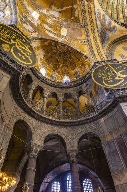 İstanbul, Türkiye - 10 Kasım 2019: Ayasofya İçişleri, İstanbul, Türkiye. Ayasofya, neredeyse 500 yıl boyunca birçok Osmanlı camisine örnek oldu..