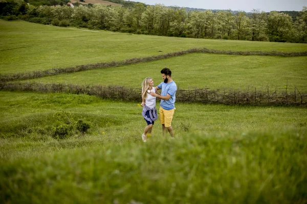 Amar Joven Pareja Disfrutando Paseo Por Tierra Hierba Día Verano — Foto de Stock