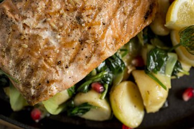 Izgara patatesli somon filetosu, masada pırasa ve ıspanak.