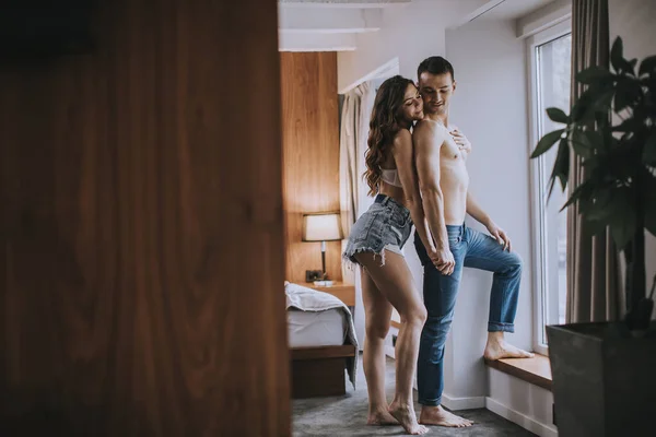 Pareja Joven Cariñosa Pie Junto Ventana Habitación Del Apartamento — Foto de Stock