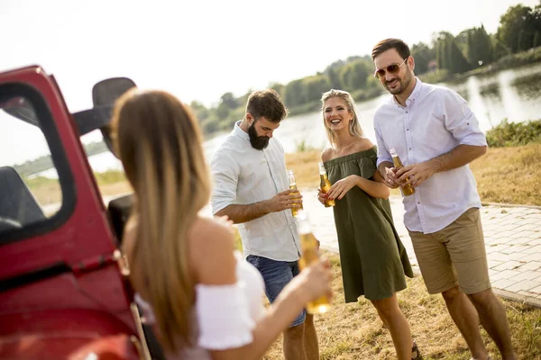 Gruppo Giovani Che Bevono Divertono Auto All Aperto Una Calda — Foto Stock